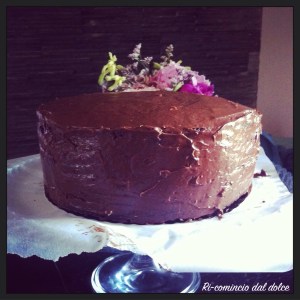 Torta ricoperta con il frosting.. ho messo alla base dell'alzatina un foglio di carta forno per non sporcarla e alla fine della copertura l'ho tirata via. 